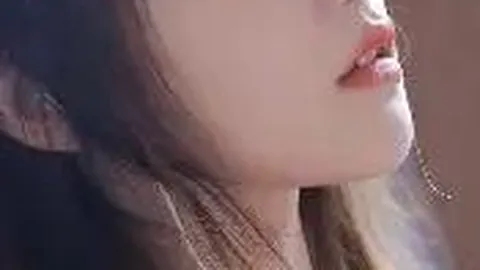 郭晶晶身着汉服闪耀登场，霍启刚紧随其后未离妻子身旁