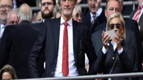 巴萨以2-0完胜，奥尔莫立功亚马尔送出助攻，继续领跑西甲积分榜